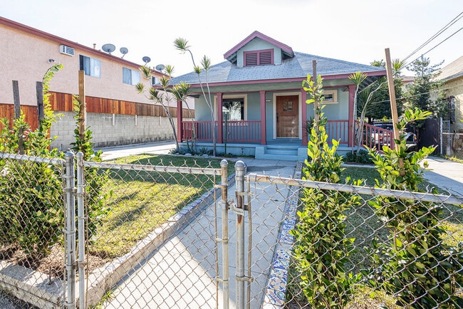 1616 Bridge St in Los Angeles, CA - Foto de edificio - Building Photo