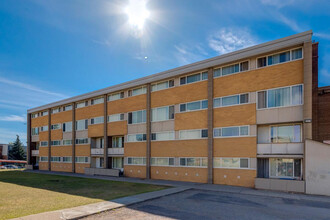 Hillsboro Place in Calgary, AB - Building Photo - Building Photo