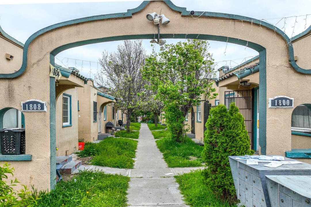Pueblo Alegre in Oakland, CA - Foto de edificio
