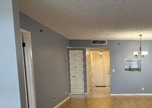 4640 Lucerne Lakes Blvd W in Greenacres, FL - Building Photo - Building Photo