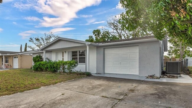 7124 Parrot Dr in Port Richey, FL - Building Photo - Building Photo