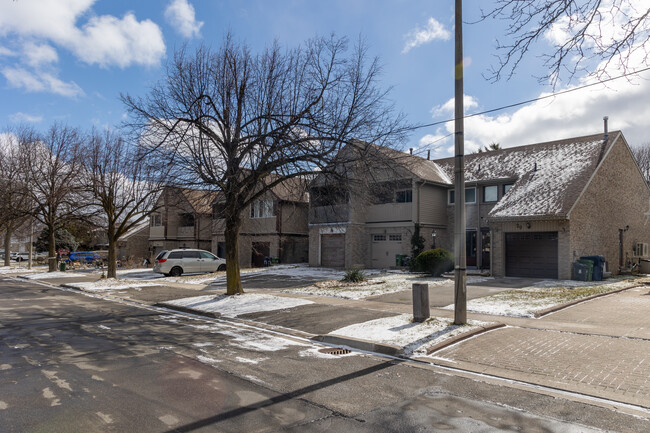 48 Placentia Blvd in Toronto, ON - Building Photo - Building Photo