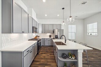 5723 White Magnolia St. in Houston, TX - Building Photo - Building Photo