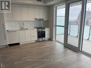 430 Square One Dr in Mississauga, ON - Building Photo - Building Photo