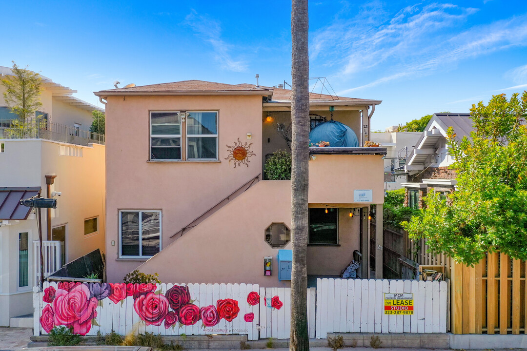 23 Rose Ave in Venice, CA - Building Photo