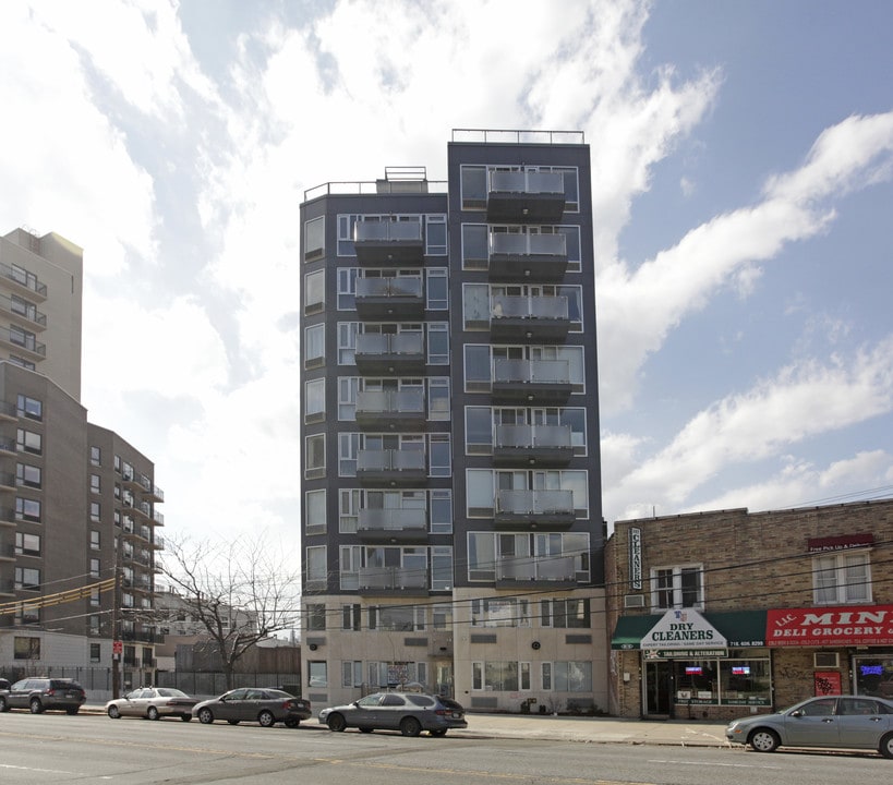 26-20 21st St in Astoria, NY - Building Photo