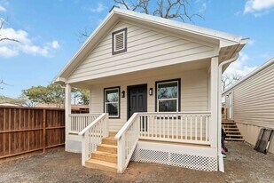 1121 Edgewood Dr in Richmond, TX - Building Photo