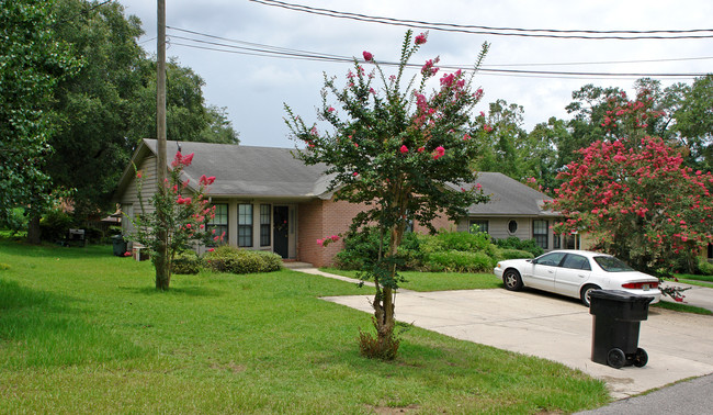 1550 Coombs Dr in Tallahassee, FL - Building Photo - Building Photo