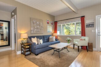 2325 Kansas Ave, Unit 1 in Santa Monica, CA - Foto de edificio - Building Photo