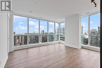 327-4327 King St W in Toronto, ON - Building Photo - Building Photo