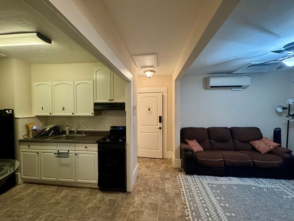 104 W Fulton St, Unit 104-a in Stockton, CA - Building Photo