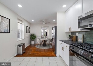 2302 Christian St in Philadelphia, PA - Building Photo - Building Photo