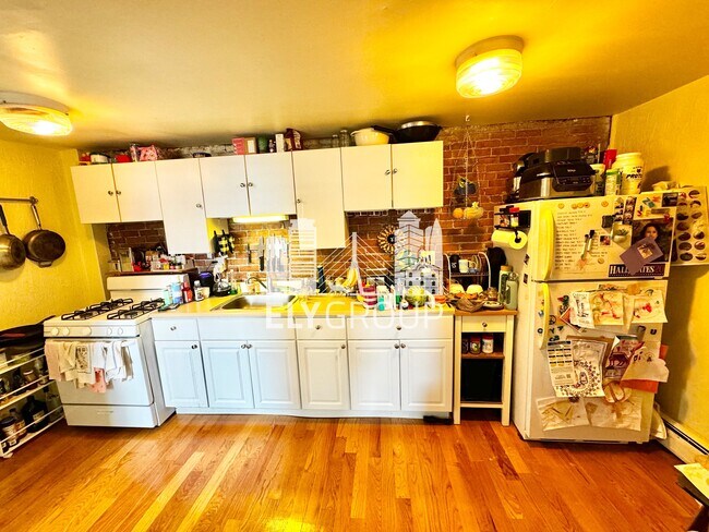 16 Flint St, Unit 16-2 in Somerville, MA - Building Photo - Building Photo