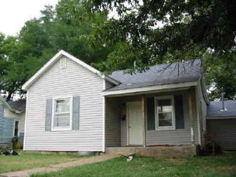 922 N Missouri Ave in Springfield, MO - Building Photo