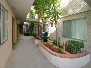 Vista Pointe II in North Hollywood, CA - Building Photo - Building Photo