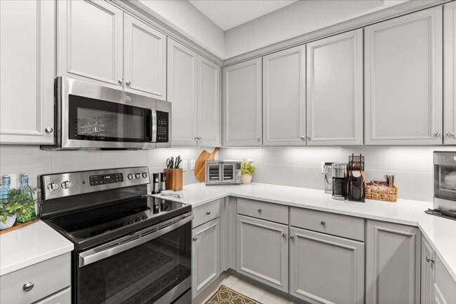 6 Riverwalk Drive in New Smyrna Beach, FL - Foto de edificio - Building Photo