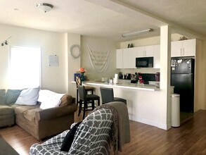 25 Savin Hill Ave, Unit 202 in Boston, MA - Foto de edificio - Building Photo