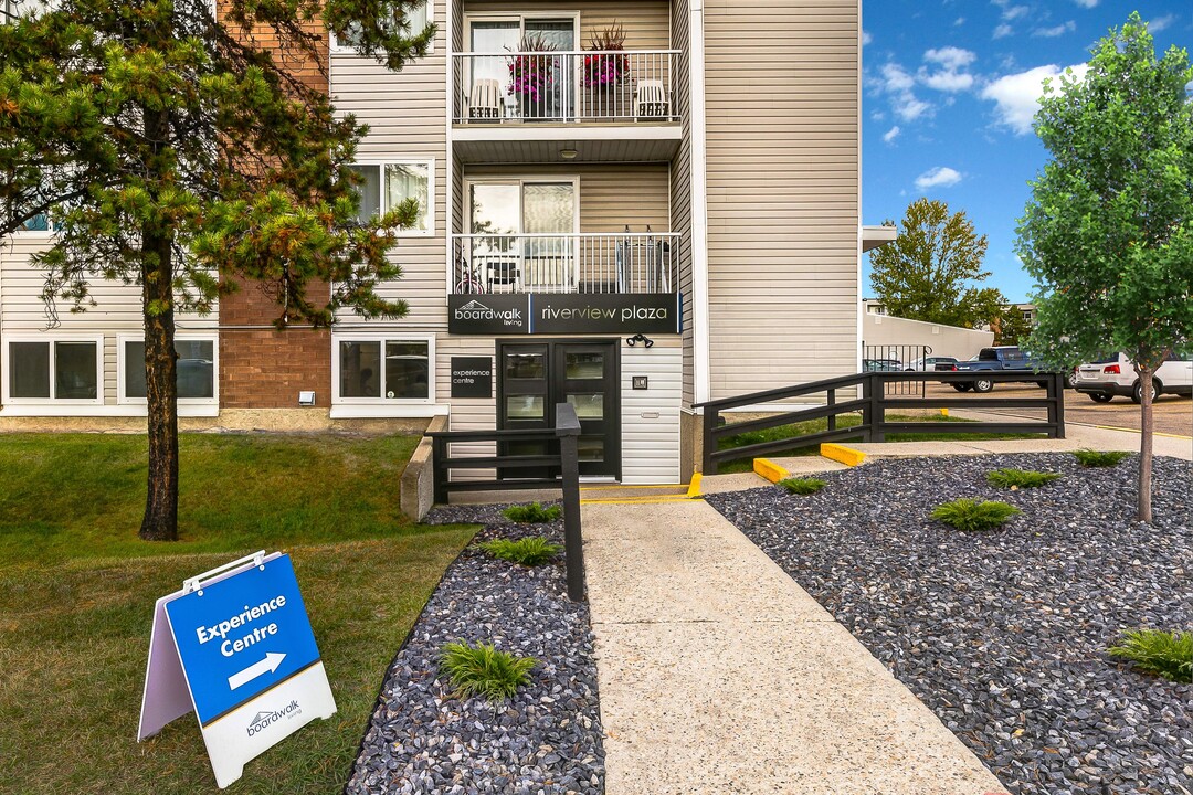 Riverview Plaza in Edmonton, AB - Building Photo