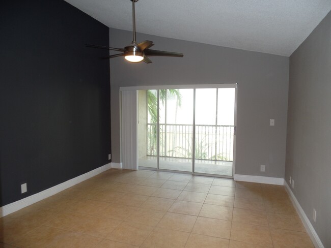 5672 Rock Island Rd in Tamarac, FL - Building Photo - Building Photo