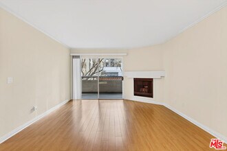 21450 Burbank Blvd in Los Angeles, CA - Building Photo - Building Photo