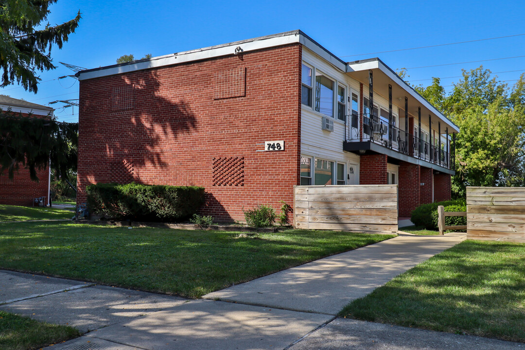 748 E 5th Ct in Des Plaines, IL - Building Photo