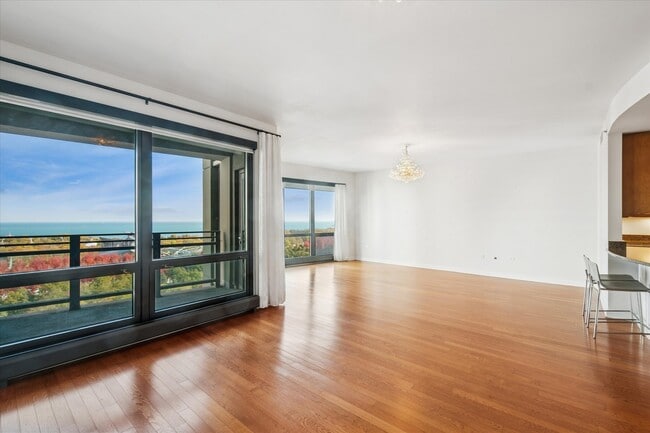 130 N Garland Ct in Chicago, IL - Building Photo - Building Photo