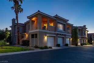 251 S Green Valley Pkwy in Henderson, NV - Building Photo