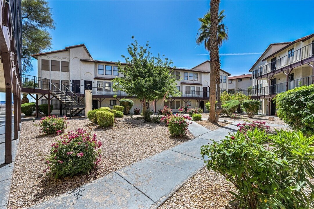 2080 Karen Ave in Las Vegas, NV - Foto de edificio