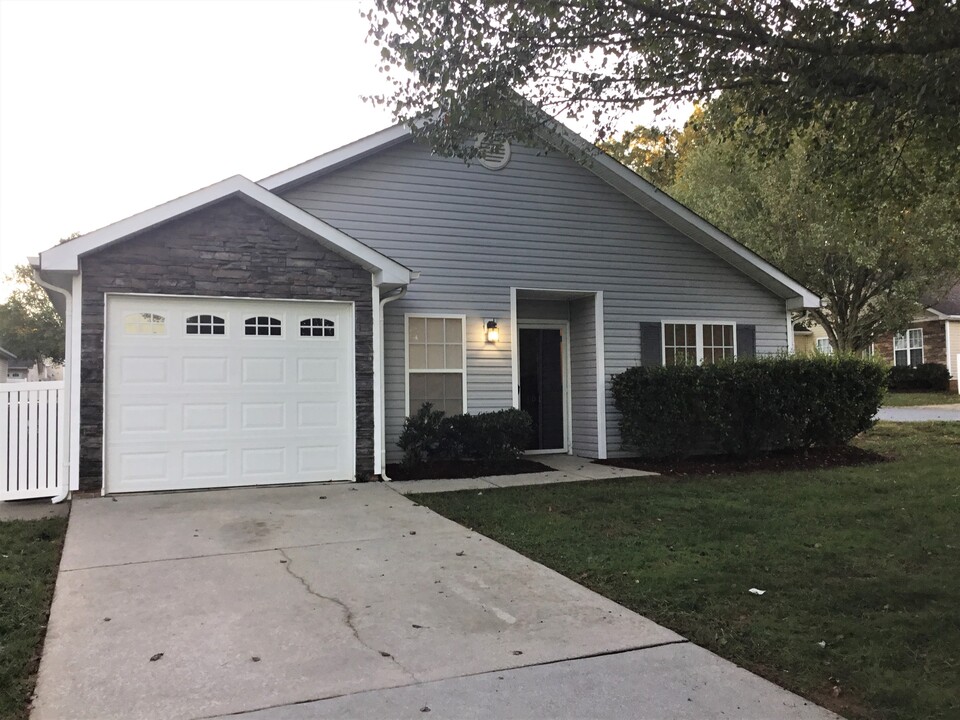 101 Tudor Downs Rd in Winston-Salem, NC - Building Photo