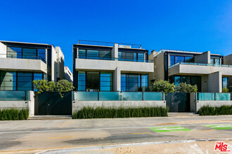 109 Ocean Front Walk in Los Angeles, CA - Building Photo - Building Photo