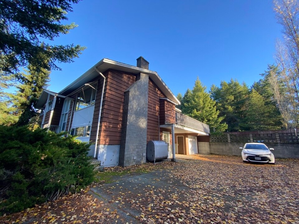 6074 Metral Dr in Nanaimo, BC - Building Photo