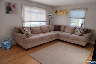 311-11 Pickett Pl in Fair Lawn, NJ - Building Photo