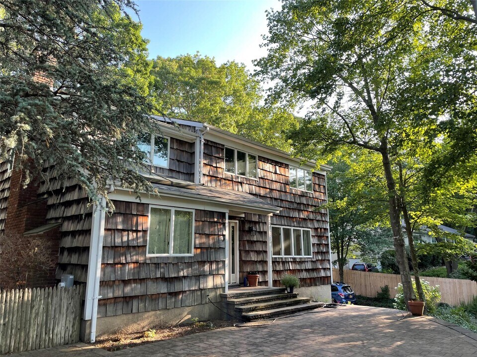 33 Pilgrim Dr in Port Jefferson, NY - Building Photo