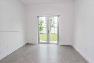 8241 NW 34th St in Doral, FL - Building Photo - Building Photo