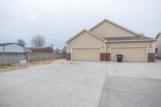 1046 E Karla Ct in Haysville, KS - Building Photo - Building Photo