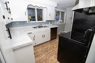 1327 N Oak St in Rochester, MI - Foto de edificio - Building Photo