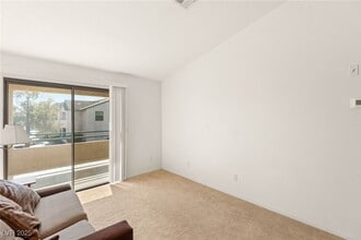 5211 S Lindell Rd in Las Vegas, NV - Building Photo - Building Photo