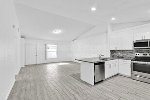 13900 Folkestone Cir in Wellington, FL - Building Photo