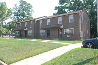 Cherry Court in Jamesburg, NJ - Foto de edificio - Building Photo