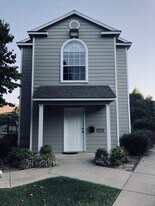 1782 N Gregg Ave, Unit Pool House in Fayetteville, AR - Building Photo