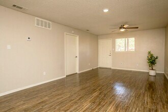 400 W St Elmo Rd in Austin, TX - Building Photo - Building Photo