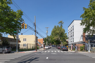 873 E 228th St in Bronx, NY - Foto de edificio - Building Photo