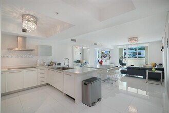 250 Sunny Isles Blvd in Sunny Isles Beach, FL - Building Photo - Building Photo
