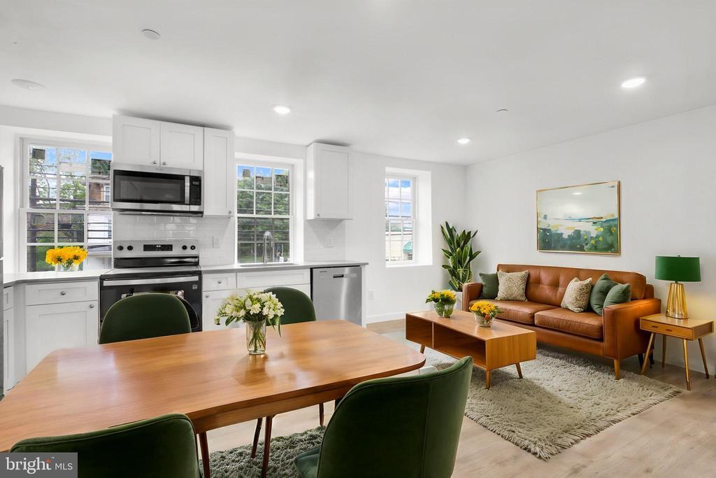 7037 Ridge Ave in Philadelphia, PA - Building Photo