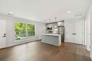 102 Cayce Valley Dr in Columbia, TN - Building Photo