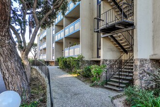 South Shore Beach and Tennis Club Condominium in Alameda, CA - Building Photo - Building Photo