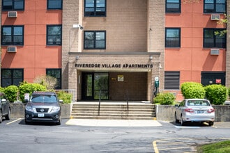 Riveredge Village Apartments in Providence, RI - Foto de edificio - Building Photo