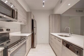 1756 N Bayshore Dr, Unit 17G in Miami, FL - Building Photo - Building Photo