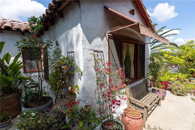 1050 W Kensington Rd in Los Angeles, CA - Building Photo - Building Photo