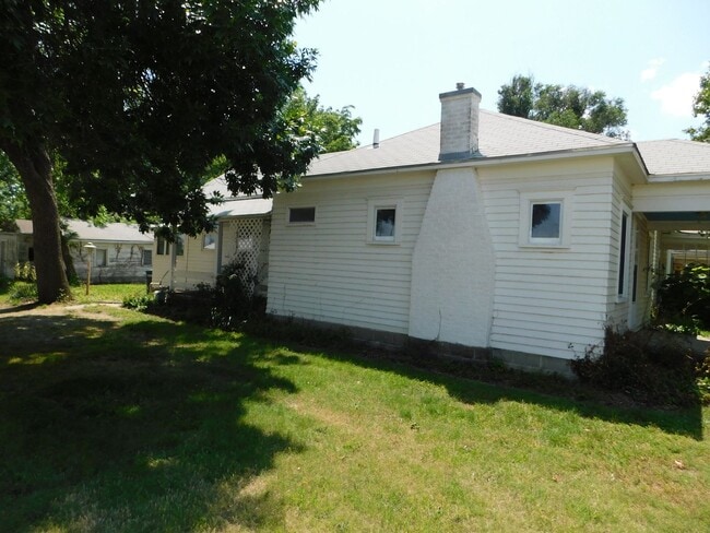 201 W Olive Ave in El Dorado, KS - Building Photo - Building Photo